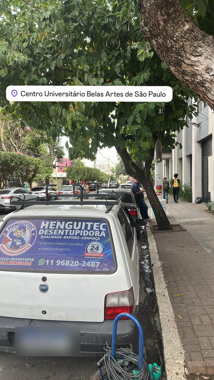 Veículo identificado da Henguitec Desentupidora com equipamentos de desentupimento e hidrojateamento