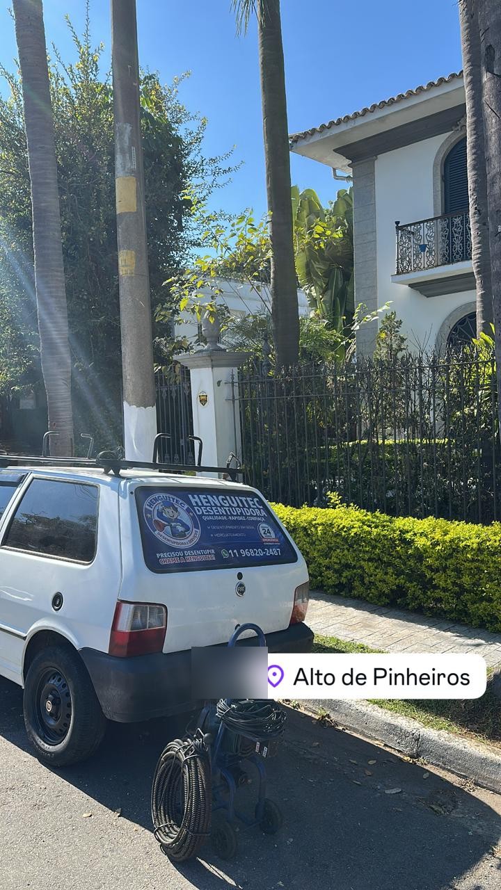 Veículo da Henguitec Desentupidora em atendimento residencial no Alto de Pinheiros, São Paulo